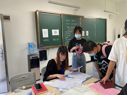 在班主任處報名