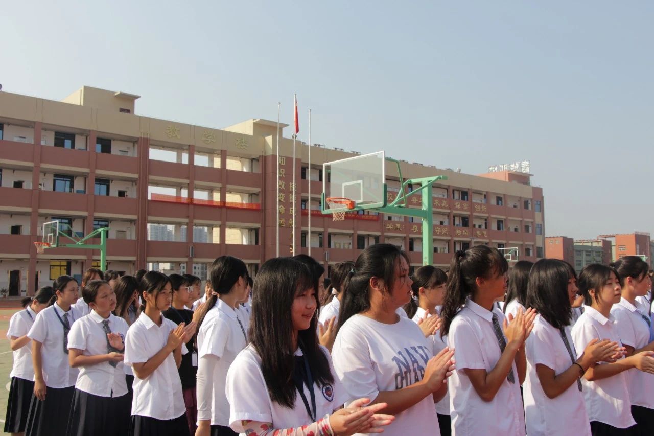 開學(xué)典禮學(xué)生形象