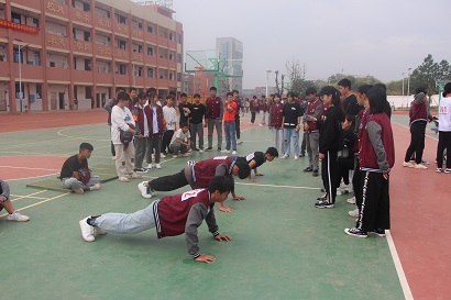 第一屆校運(yùn)會俯臥撐比賽